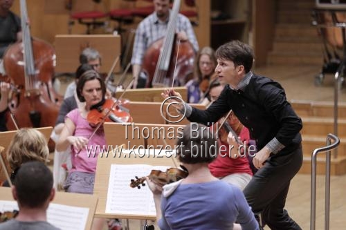 Deutsche Dirigent Cornelius Meister leitet das Gürzenich-Orchester Köln in der Philharmonie Köln (&copy; Thomas Brill)