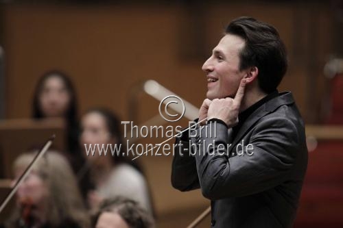 Deutsche Dirigent Cornelius Meister leitet das ORF Radio-Symphonieorchester Wien in der Philharmonie Köln (&copy; Thomas Brill)