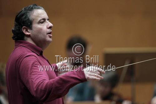 Spanische Dirigent Juanjo Mena leitet die BBC Philharmonic in Begleitung des kroatischen Pianisten Ivo Pogorelich in der Philharmonie Kln (© Thomas Brill)