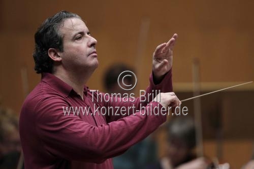 Spanische Dirigent Juanjo Mena leitet die BBC Philharmonic in Begleitung des kroatischen Pianisten Ivo Pogorelich in der Philharmonie Kln (© Thomas Brill)