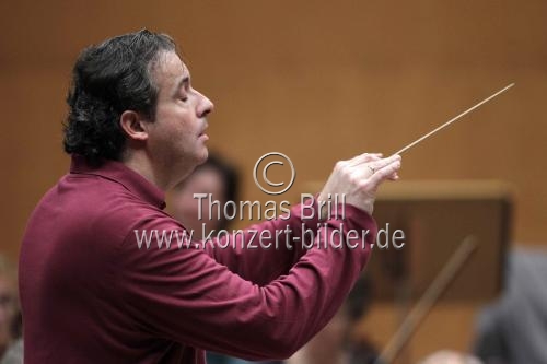 Spanische Dirigent Juanjo Mena leitet die BBC Philharmonic in Begleitung des kroatischen Pianisten Ivo Pogorelich in der Philharmonie Kln (&copy; Thomas Brill)