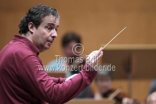 Spanische Dirigent Juanjo Mena leitet die BBC Philharmonic in Begleitung des kroatischen Pianisten Ivo Pogorelich in der Philharmonie Kln (&copy; Thomas Brill)