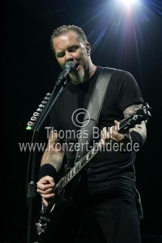 Amerikanische Metal-Band Metallica gastiert auf ihrer World Magnetic-Tour in der Lanxess-Arena Köln (© Thomas Brill)