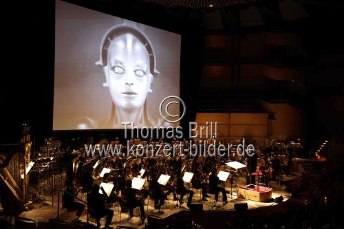 Französische Dirigent François-Xavier Roth leitet das Gürzenich-Orchester Köln in der Bearbeitung von IRCAM und Thomas Goepfer bei der Aufführung von Martin Matalons 