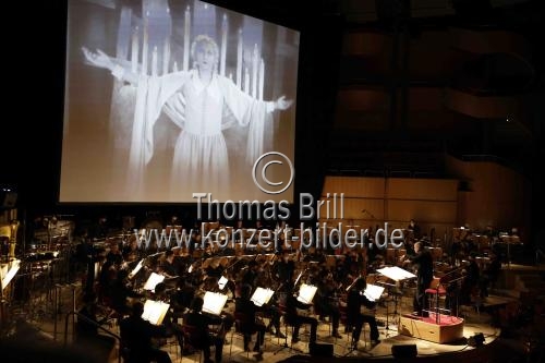 Französische Dirigent François-Xavier Roth leitet das Gürzenich-Orchester Köln in der Bearbeitung von IRCAM und Thomas Goepfer bei der Aufführung von Martin Matalons 