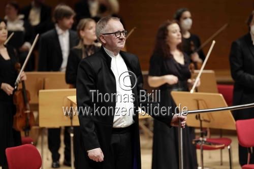 Deutsche Dirigent Eberhard Metternich leitet das Kölner Kammerorchester und das Vokalensemble Kölner Dom in der Kölner Philharmonie (&copy; Thomas Brill)