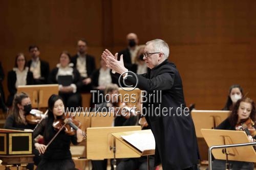 Deutsche Dirigent Eberhard Metternich leitet das Kölner Kammerorchester und das Vokalensemble Kölner Dom in der Kölner Philharmonie (&copy; Thomas Brill)