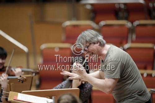 Deutsche Dirigent Ingo Metzmacher leitet das Bundesjugendorchester in der Kölner Philharmonie (© Thomas Brill)