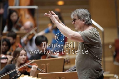 Deutsche Dirigent Ingo Metzmacher leitet das Bundesjugendorchester in der Kölner Philharmonie (© Thomas Brill)