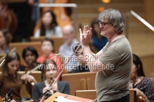 Deutsche Dirigent Ingo Metzmacher leitet das Bundesjugendorchester in der Kölner Philharmonie (© Thomas Brill)