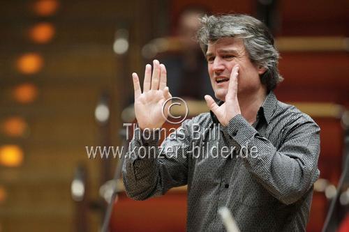 Deutsche Dirigent Ingo Metzmacher leitet das Deutsches Symphonie-Orchester Berlin in der Philharmonie Köln (© Thomas Brill)
