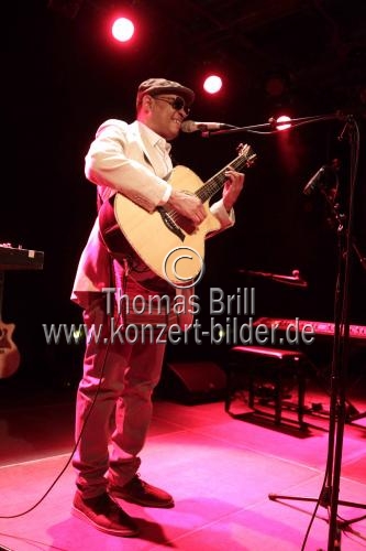 Amerikanischer Singer-Songwriter Raul Midón gastiert auf seiner 