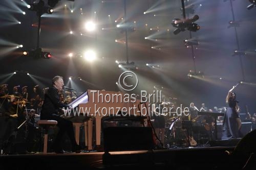Britsche Rock-Musiker John Miles bei der Night of the Proms 2019 in der Lanxess-Arena Köln (© Thomas Brill)
