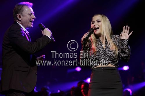 Britscher Rock-Musiker John Miles im Duett mit der amerikanischen Sängerin Anastacia bei der Night of the Proms 2012 in der Lanxess-Arena Köln (&copy; Thomas Brill)