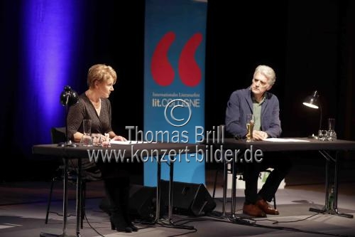 Deutsche Schauspieler Mariele Millowitsch und Walter Sittler lesen aus Elke Heidenreichs und Bernd Schroeders 2009 geschriebenen Roman „Alte Liebe“ im Rahmen der lit.COLOGNE SPEZIAL im Klaus-von-Bismarck-Saal Köln (&copy; Thomas Brill)
