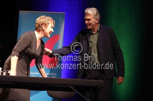 Deutsche Schauspieler Mariele Millowitsch und Walter Sittler lesen aus Elke Heidenreichs und Bernd Schroeders 2009 geschriebenen Roman „Alte Liebe“ im Rahmen der lit.COLOGNE SPEZIAL im Klaus-von-Bismarck-Saal Köln (© Thomas Brill)