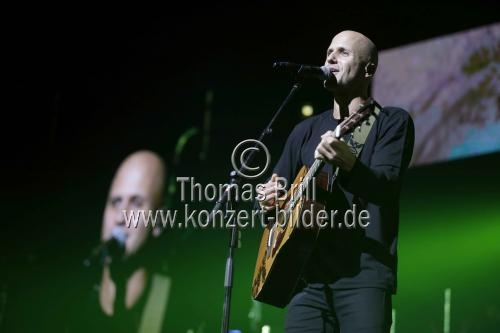 Belgische Singer-Songwriter Jonathan Vandenbroeck alias Milow bei der Night of the Proms 2018 in der Lanxess-Arena Köln (© Thomas Brill)