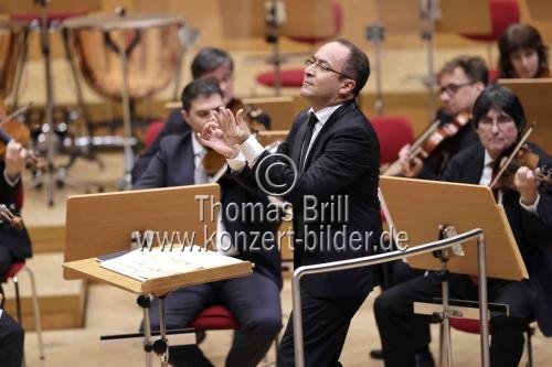 Italienische Dirigent Riccardo Minasi leitet das Gürzenich-Orchester Köln in Begleitung der südafrikanischen Sopranistin Golda Schultz in der Kölner Philharmonie (© Thomas Brill)