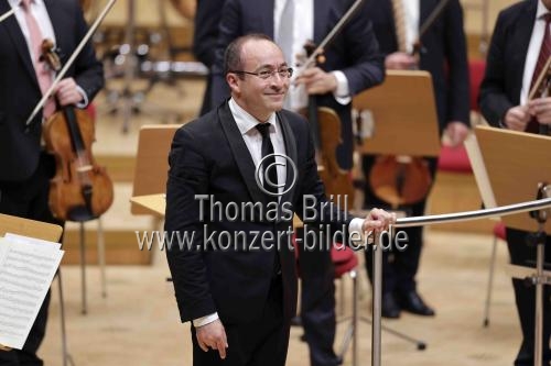 Italienische Dirigent Riccardo Minasi leitet das Gürzenich-Orchester Köln in Begleitung der südafrikanischen Sopranistin Golda Schultz in der Kölner Philharmonie (© Thomas Brill)