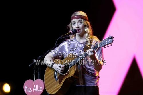 Deutsche Singer-Songwriterin Elisa Hantsch alias Miss Allie gastiert bei der 1Live Köln Comedy-Nacht XXL in der Lanxess-Arena Köln (© Thomas Brill)