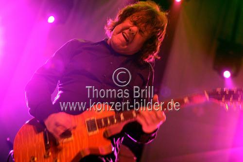 Nordirischer Hardrock- und Blues-Gitarrist Gary Moore gastiert auf seiner 