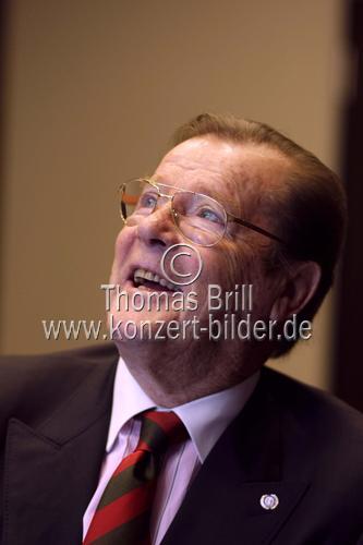 Britischer Schauspieler Roger George Moore im Interview über seine Autobiografie 