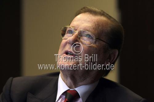 Britischer Schauspieler Roger George Moore im Interview über seine Autobiografie 