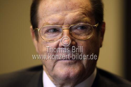 Britischer Schauspieler Roger George Moore im Interview über seine Autobiografie 
