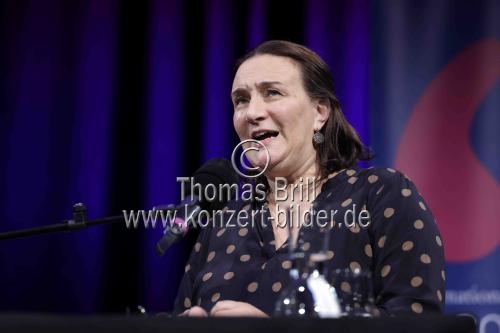 Ungarische Schriftstellerin Terézia Mora und der deutsche Journalist Martin Becker diskutieren über über Moras Werk 