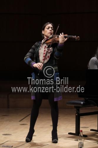 Spanische Violinistin Leticia Moreno gastiert in Begleitung der amerikanischen Pianistin Ana-Maria Vera in der Kölner Philharmonie (&copy; Thomas Brill)