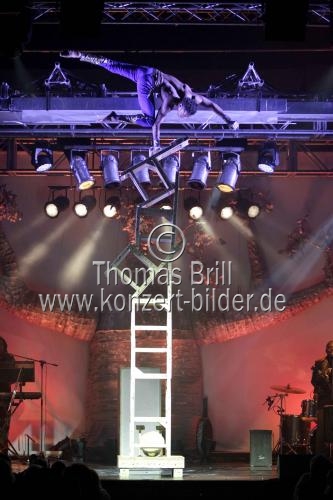 Afrikanische Zirkusshow Mother Africa gastiert mit ihrem Programm 