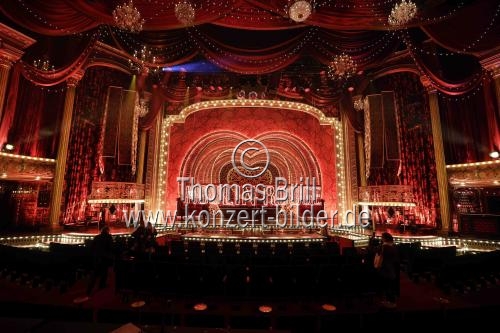 Regisseur Alex Timbers, Produzent Maik Klokow sowie die Moulin Rouge! Das Musical-Darsteller Sophie Berner (Satine) und Riccardo Greco (Christian) präsentieren den Musical Dome Köln im neuen Glanz (© Thomas Brill)