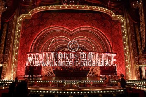 Regisseur Alex Timbers, Produzent Maik Klokow sowie die Moulin Rouge! Das Musical-Darsteller Sophie Berner (Satine) und Riccardo Greco (Christian) präsentieren den Musical Dome Köln im neuen Glanz (© Thomas Brill)