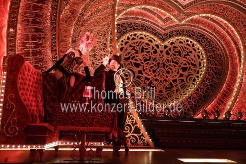 Regisseur Alex Timbers, Produzent Maik Klokow sowie die Moulin Rouge! Das Musical-Darsteller Sophie Berner (Satine) und Riccardo Greco (Christian) präsentieren den Musical Dome Köln im neuen Glanz (© Thomas Brill)