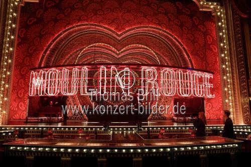 Regisseur Alex Timbers, Produzent Maik Klokow sowie die Moulin Rouge! Das Musical-Darsteller Sophie Berner (Satine) und Riccardo Greco (Christian) präsentieren den Musical Dome Köln im neuen Glanz (© Thomas Brill)
