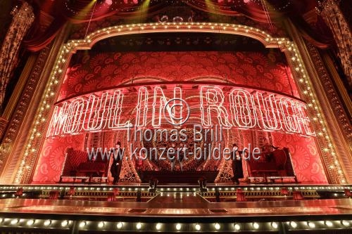 Regisseur Alex Timbers, Produzent Maik Klokow sowie die Moulin Rouge! Das Musical-Darsteller Sophie Berner (Satine) und Riccardo Greco (Christian) präsentieren den Musical Dome Köln im neuen Glanz (© Thomas Brill)