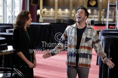 Regisseur Alex Timbers, Produzent Maik Klokow sowie die Moulin Rouge! Das Musical-Darsteller Sophie Berner (Satine) und Riccardo Greco (Christian) präsentieren den Musical Dome Köln im neuen Glanz (© Thomas Brill)