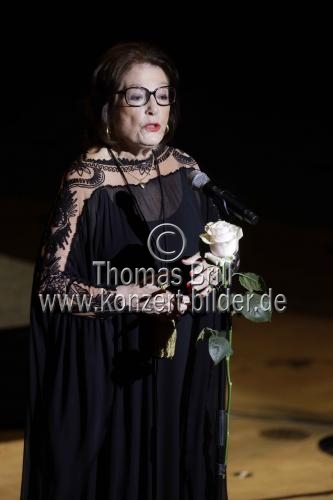 Griechische Schlager-Sängerin Nana Mouskouri gastiert auf ihrer 