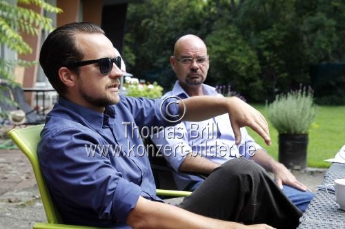 Dietmar Kobboldt und Tim Mrosek stellen das Programm der Spielzeit 2014/15 im Garten der studiobühneköln vor (&copy; Thomas Brill)