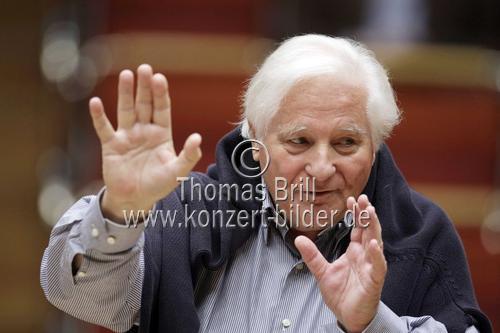 Deutscher Dirigent Helmut Müller-Brühl bei den Proben zu seinem Abschlusskonzert mit dem Kölner Kammerorchester in der Philharmonie Köln  (&copy; Thomas Brill)