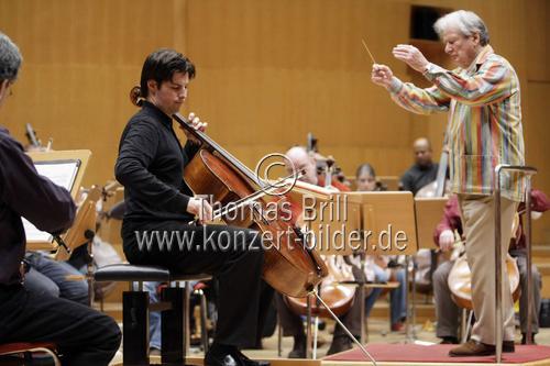Deutscher Cellist Daniel Müller-Schott begleitet das Orchester der Academy of St. Martin in the Fields  unter der Leitung des britischen Dirigenten Sir Neville Marriner in der Philharmonie Köln (&copy; Thomas Brill)