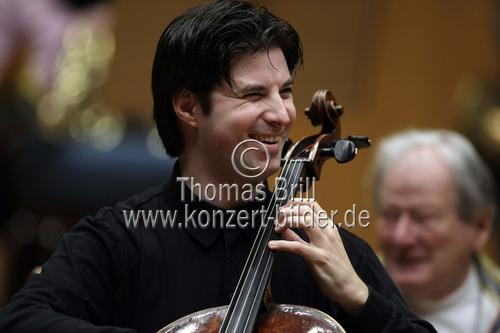 Deutscher Cellist Daniel Müller-Schott begleitet das Orchester der Academy of St. Martin in the Fields  unter der Leitung des britischen Dirigenten Sir Neville Marriner in der Philharmonie Köln (&copy; Thomas Brill)
