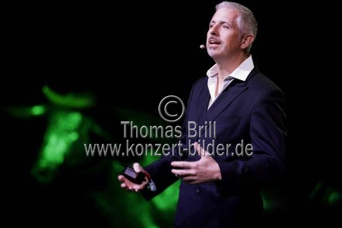 Deutsche Börsenmakler Dirk Müller alias Mr. DAX gastiert mit seiner Edutainment-Show 