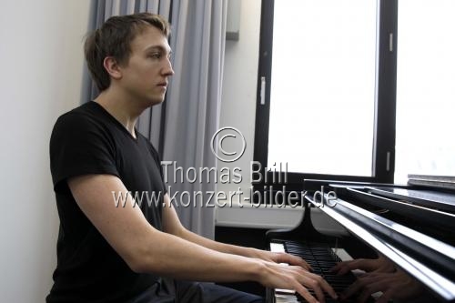 Deutsche Pianist Fabian Müller im Interview in der Musikhochschule Köln (&copy; Thomas Brill)
