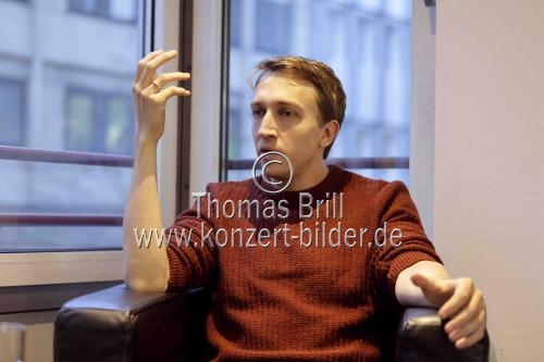 Deutsche Pianist Fabian Müller im Interview bezüglich seines Auftritts mit Pierre-Laurent Aimard am zweiten Weihnachtstag in der Kölner Philharmonie (© Thomas Brill)