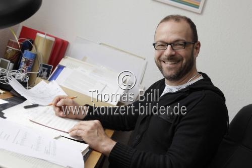 Deutsche Komponist Harald Muenz beim Komponieren in seinem Studio in Köln (&copy; Thomas Brill)