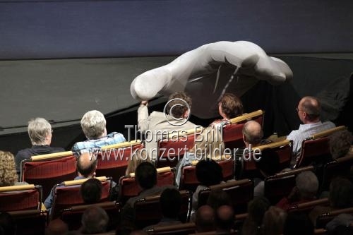 Schweizer Maskentheatergruppe Mummenschanz eröffnen mit ihrem Jubiläumsprogramm das 26. Kölner Sommerfestival in der Philharmonie Köln (© Thomas Brill)