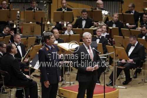 Benefizkonzert zugunsten der Rundschau-Altenhilfe DIE GUTE TAT e.V.. des Musikkorps der Bundeswehr unter der Leitung von Oberstleutnant Walter Ratzek in der Philharmonie Köln (© Thomas Brill)