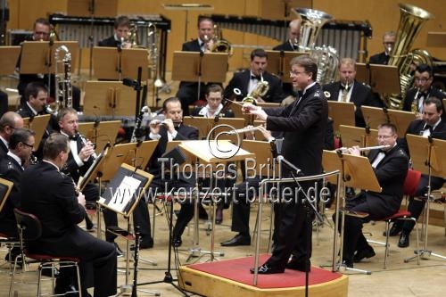 Benefizkonzert zugunsten der Rundschau-Altenhilfe DIE GUTE TAT e.V.. des Musikkorps der Bundeswehr unter der Leitung von Oberstleutnant Walter Ratzek in der Philharmonie Köln (© Thomas Brill)