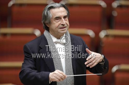 Italienische Dirigent Riccardo Muti leitet die Wiener Philharmoniker bei ihrem Köln-Zyklus in der Kölner Philharmonie (© Thomas Brill)